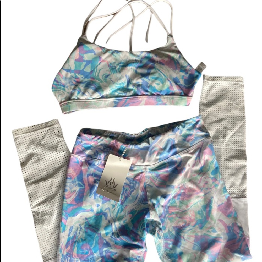 The Free Yoga Women’s Size Large Tie Dye Workout Set - Leggings And Sports Bra